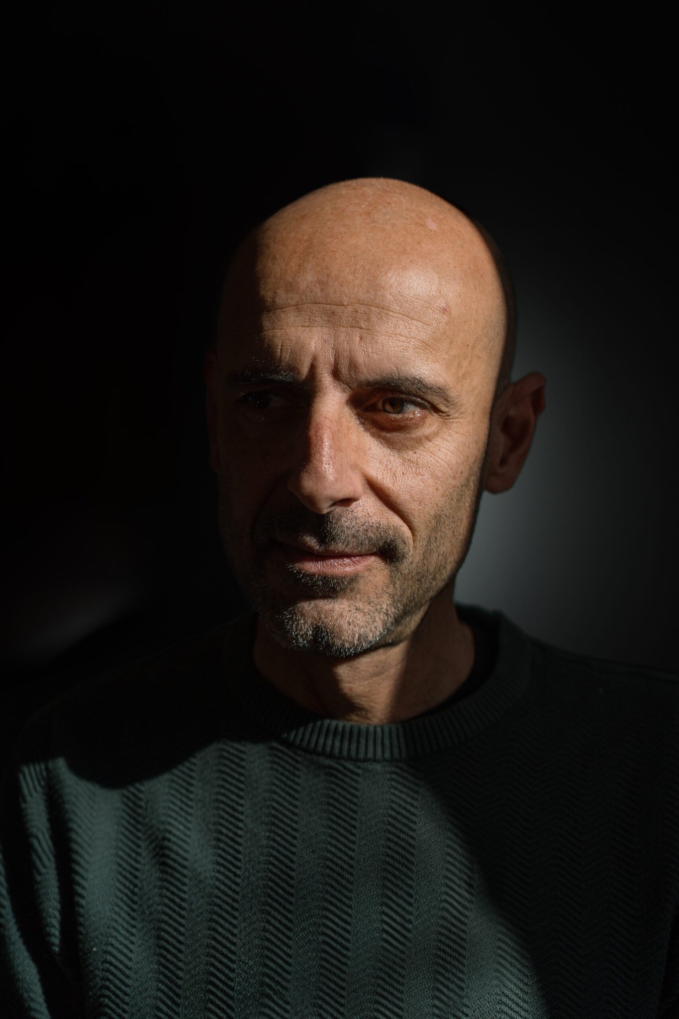 Riccardo Mariani, né en 1974 en Italie, arrivé en France en 2009. Vit à Marseille, Bouches-du-Rhône, France.